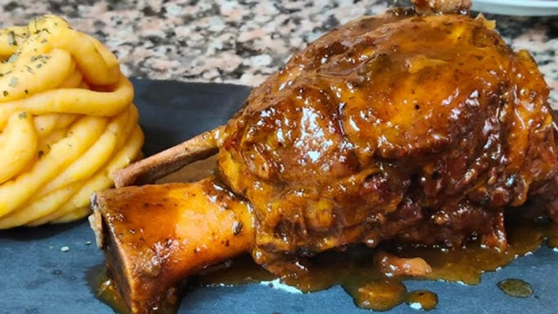 CODILLO DE CERDO EN SU JUGO