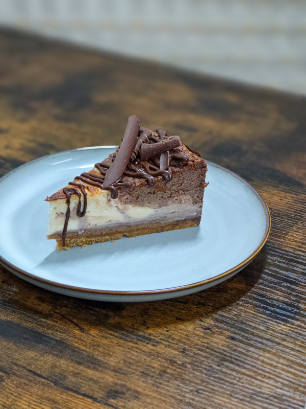 Tarta de tres chocolates y queso (porción individual)